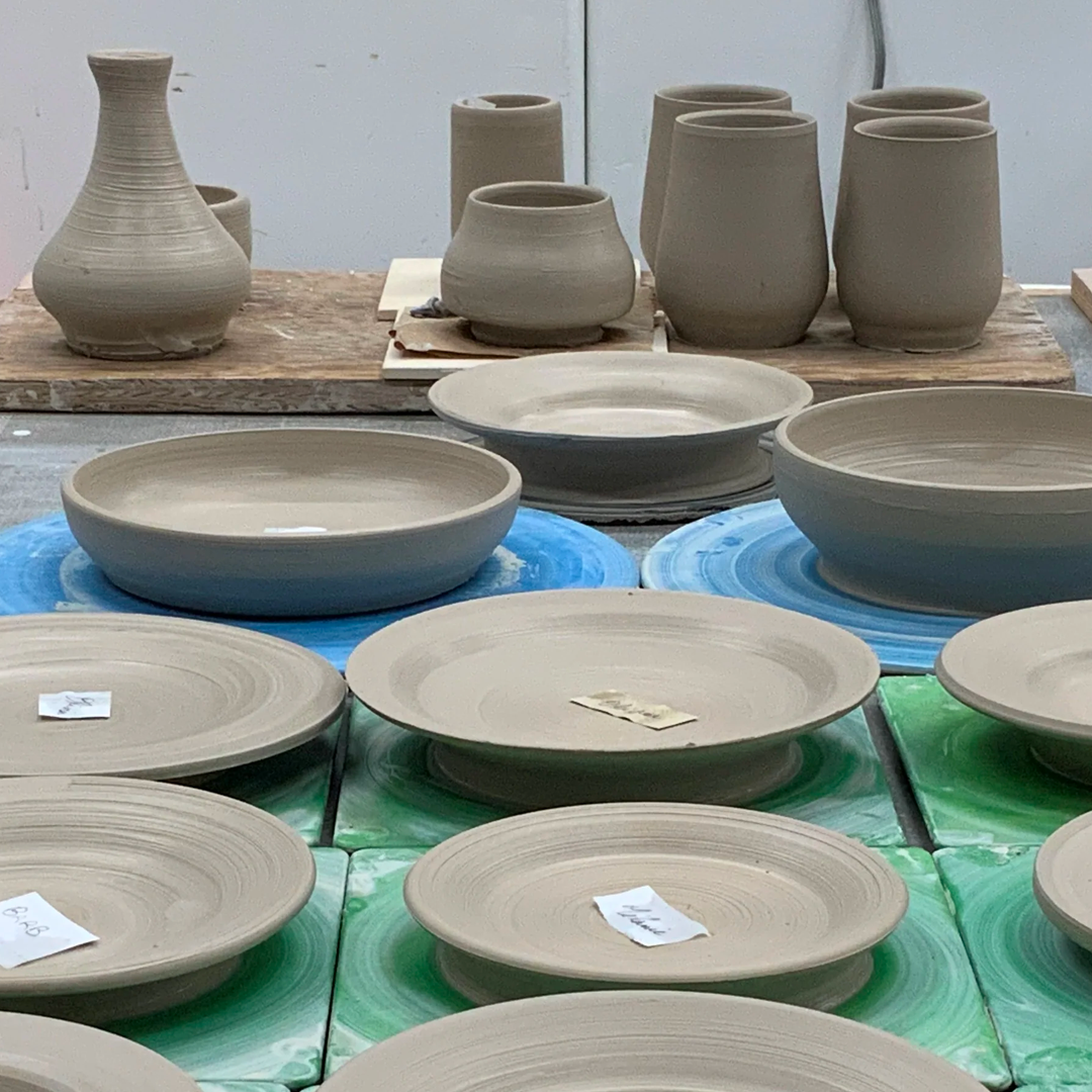 Cours de tournage au tour à poterie - pièces de participants