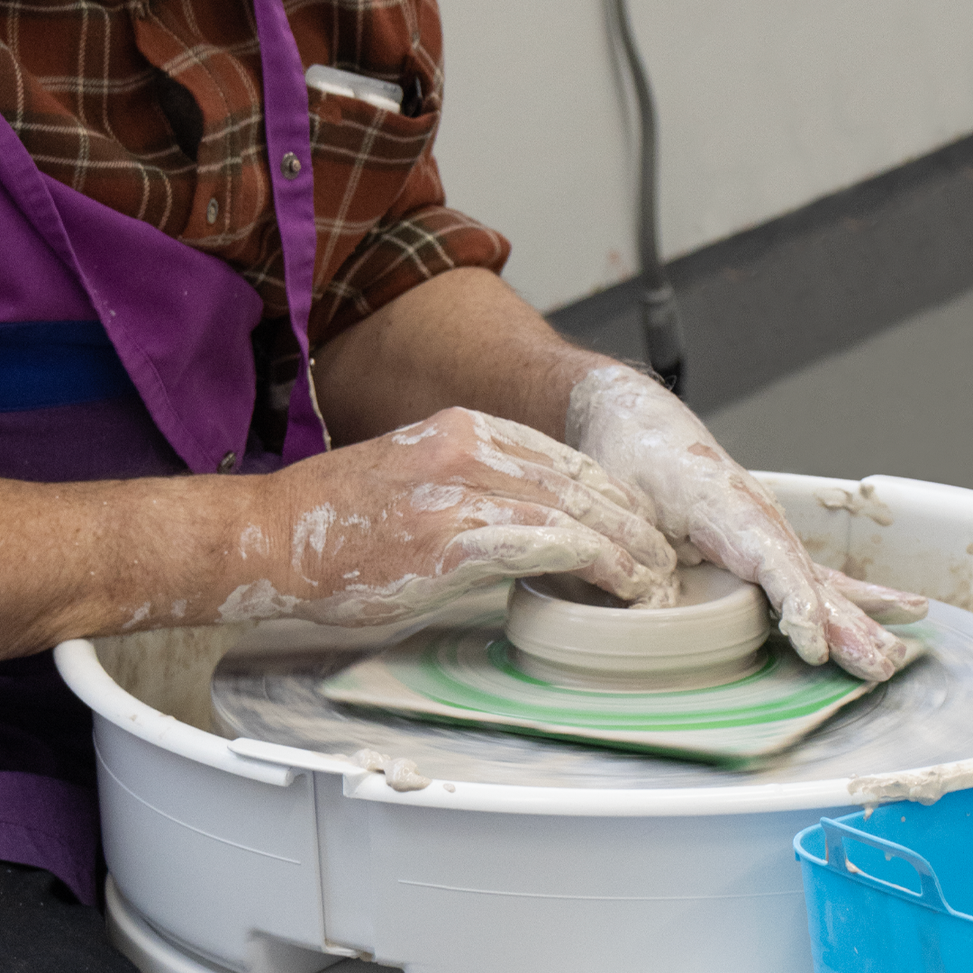 Cours de tournage au tour à poterie