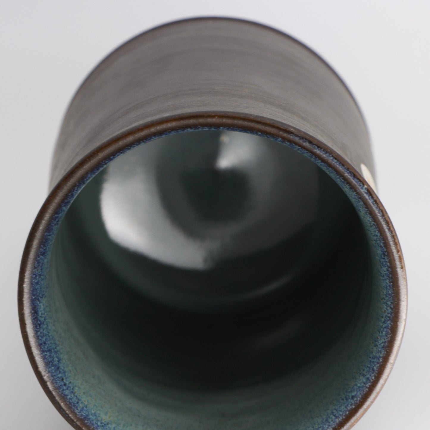 Gobelet en céramique fabriqué par la céramiste Chantal Parisien, argile 540i et glaçure Lou's Blue.