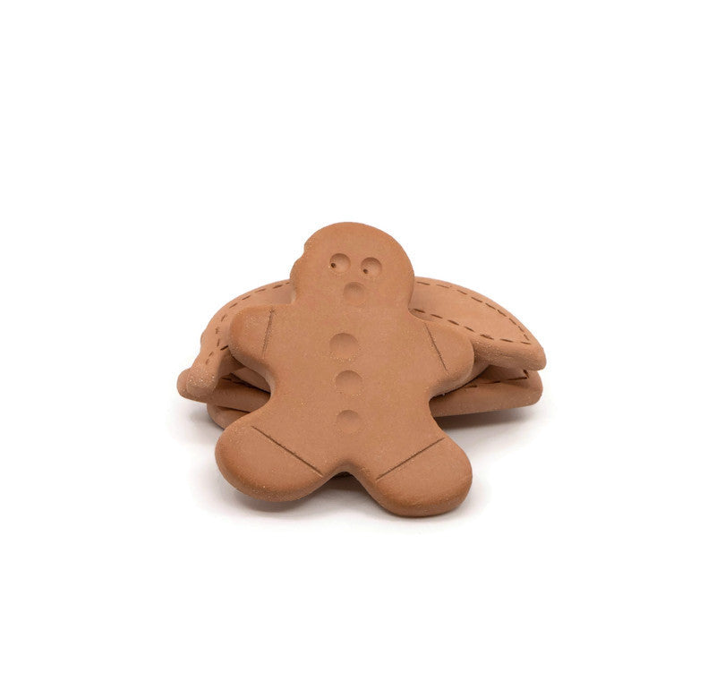 Biscuit à cassonade en forme de bonhomme en pain d'épices. Création de la céramiste Chantal Parisien.