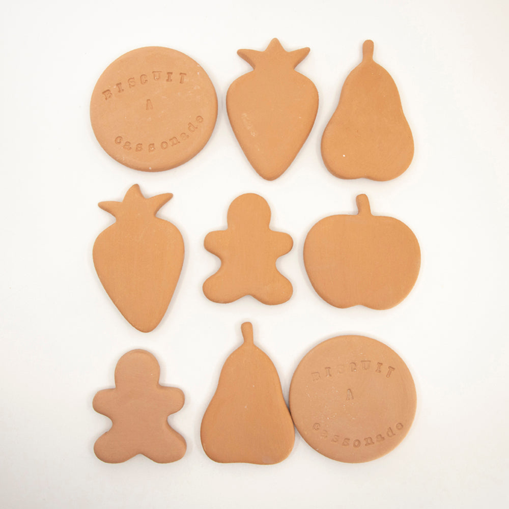 Différentes formes de biscuit à cassonade en faïence rouge de la céramiste Chantal Parisien