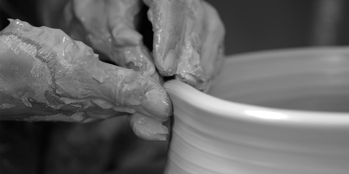 Cours de tournage à l'atelier POTERIE.QUÉBEC de la céramiste Chantal Parisien