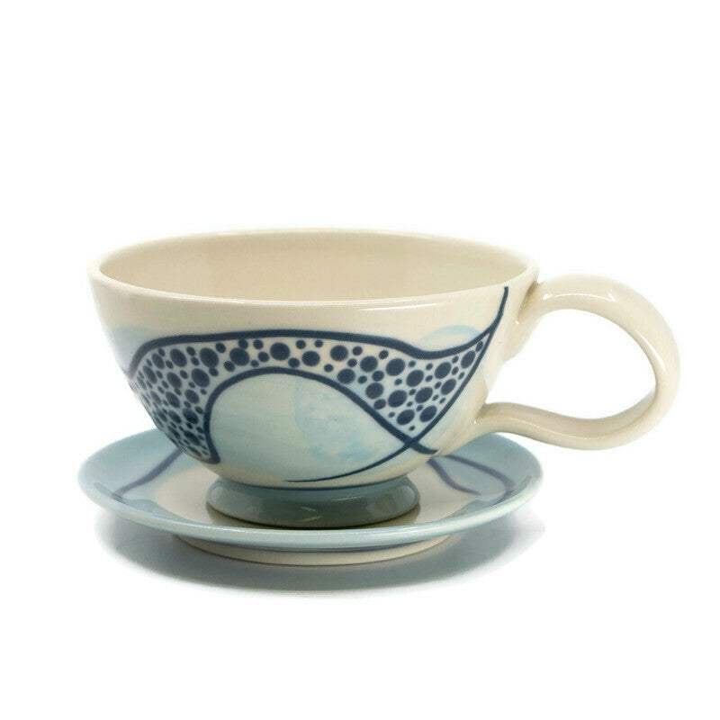 Tasse et soucoupe en céramique turquoise et bleu. Création originale de la céramiste Chantal Parisien.