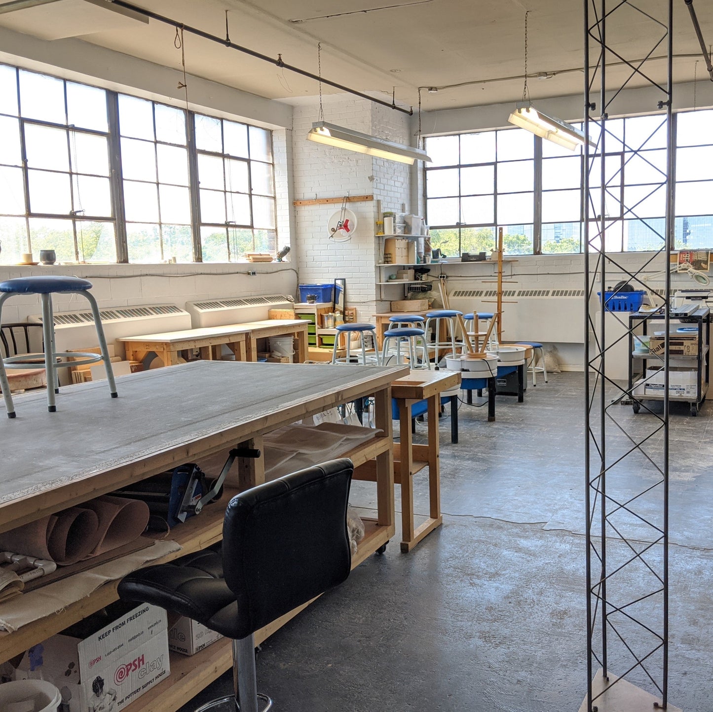 Vue sur la table et les tours au studio POTERIE.QUEBEC  de la céramiste Chantal Parisien