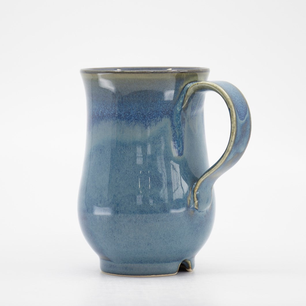 Grande tasse bleue en céramique fabriquée par la céramiste Chantal Parisien.