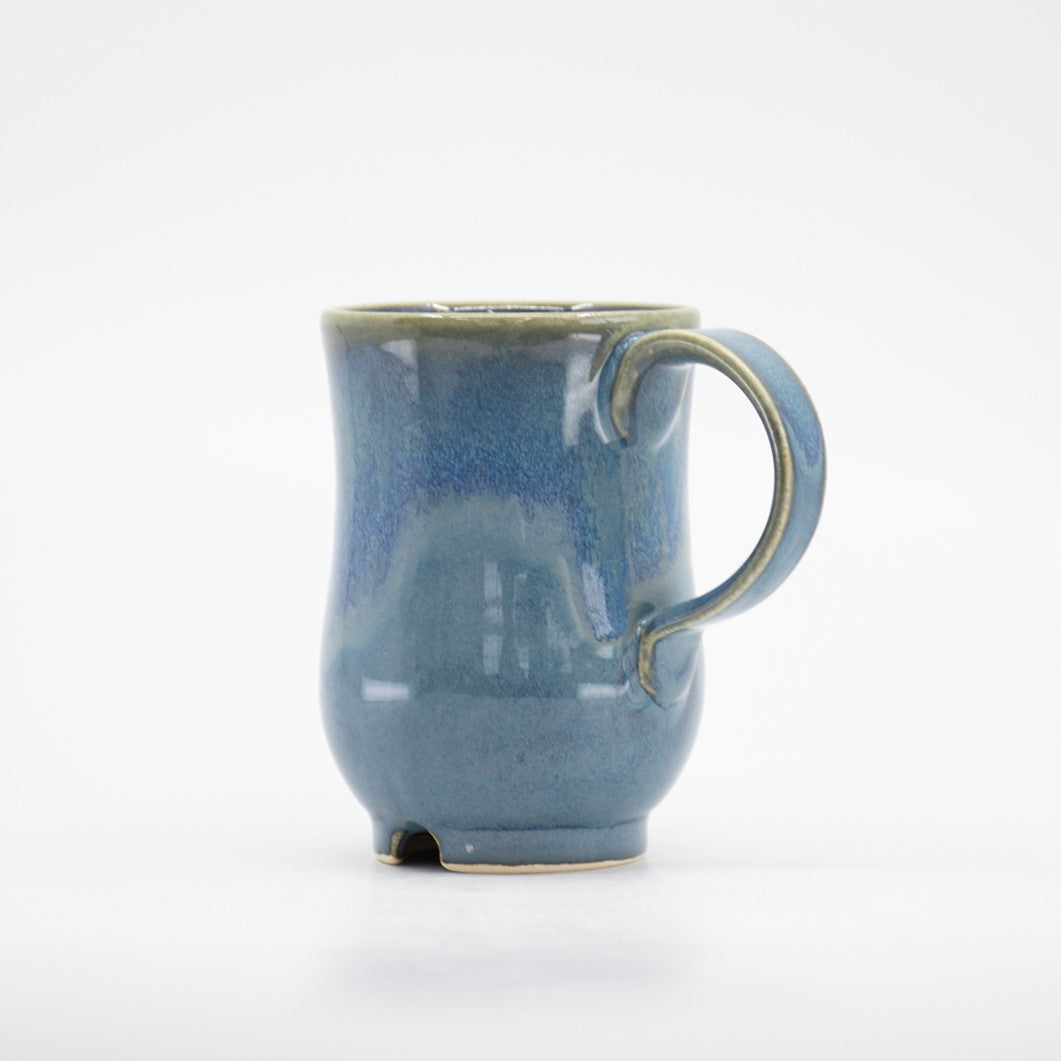 Petite tasse bleue en céramique fabriquée par la céramiste Chantal Parisien.