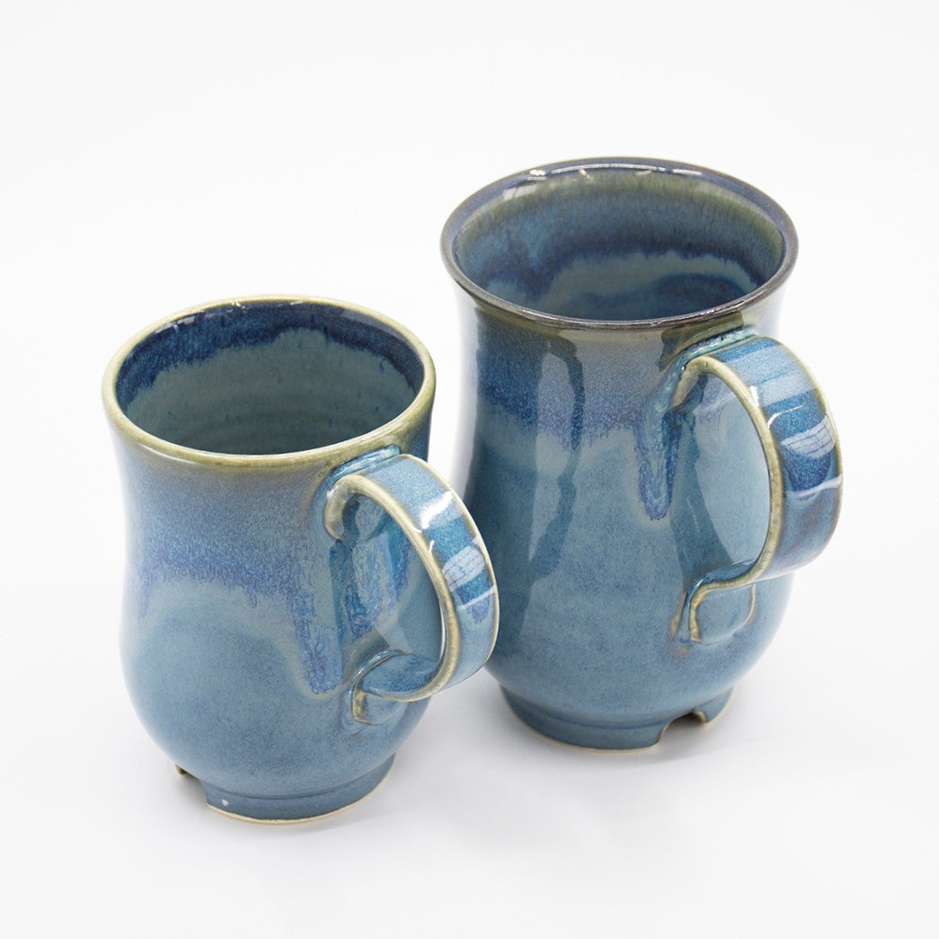 Tasses, une petite et une grande, en céramique de couleur bleu faites par la céramniste Chantal Parisien.